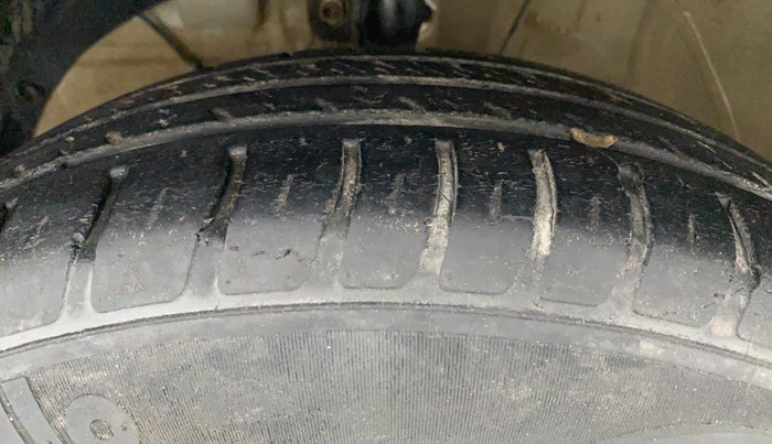 2019 Maruti Swift LXI D, Petrol, Manual, 38,321 km, Left Front Tyre Tread