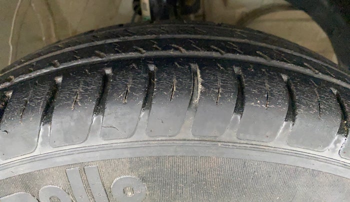 2019 Maruti Swift LXI D, Petrol, Manual, 38,321 km, Right Front Tyre Tread