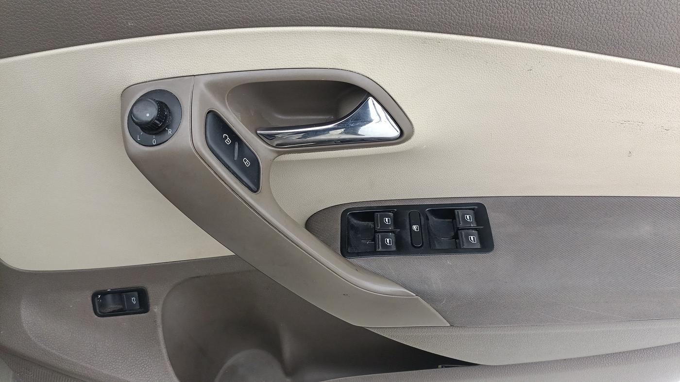 2015 Skoda Rapid ELEGANCE 1.6 MPI MT, Petrol, Manual, 98,452 km, Driver Side Door Panels Control