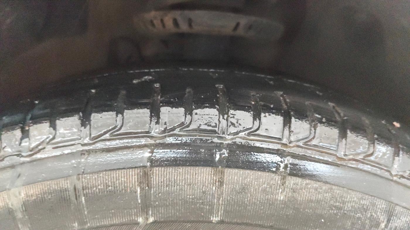 2017 Volkswagen Vento HIGHLINE PLUS 1.2 AT 16 ALLOY, Petrol, Automatic, 11,200 km, Right Front Tyre Tread