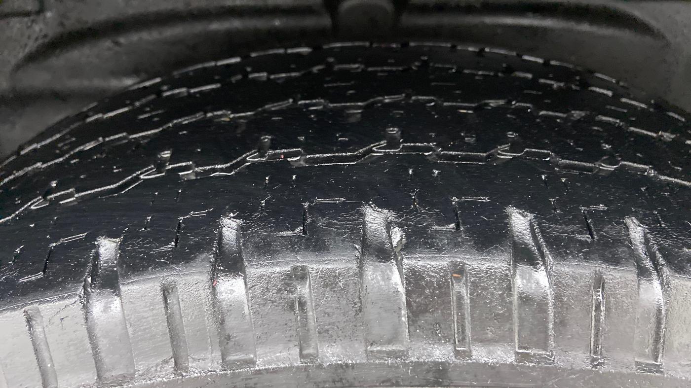 2017 Tata Hexa Varicor 400 XM, Diesel, Manual, 64,177 km, Left Rear Tyre Tread