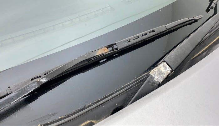 2017 Maruti IGNIS DELTA 1.2 AMT, Petrol, Automatic, 50,688 km, Front windshield - Wiper Blade Broken/Rusted
