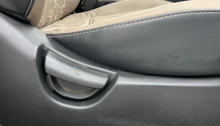 2014 Hyundai Xcent BASE 1.2, Petrol, Manual, 1,03,061 km, Driver Side Adjustment Panel