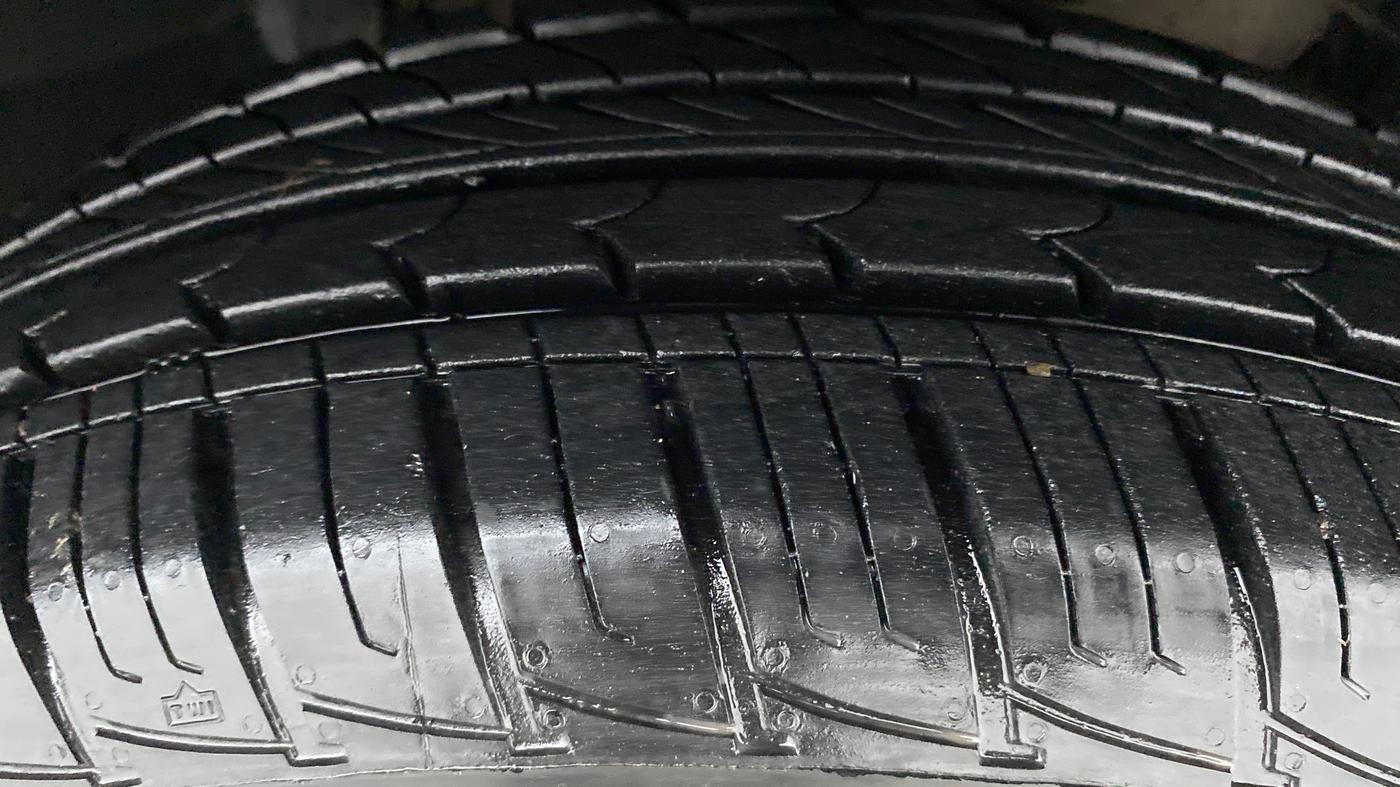 2017 Renault Duster RXZ AMT 110 PS, Diesel, Automatic, 44,505 km, Right Front Tyre Tread