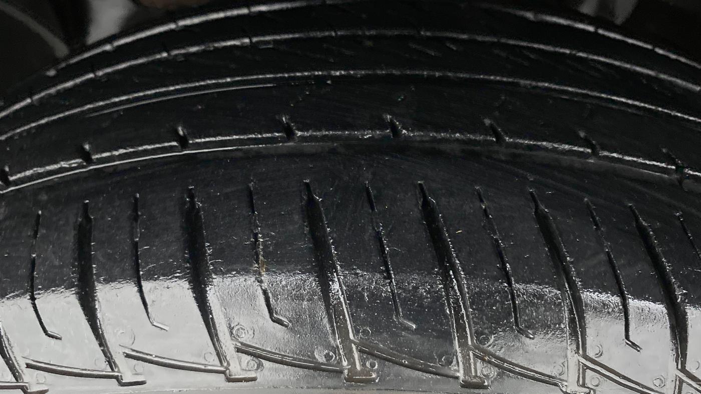 2017 Renault Duster RXZ AMT 110 PS, Diesel, Automatic, 44,505 km, Left Front Tyre Tread