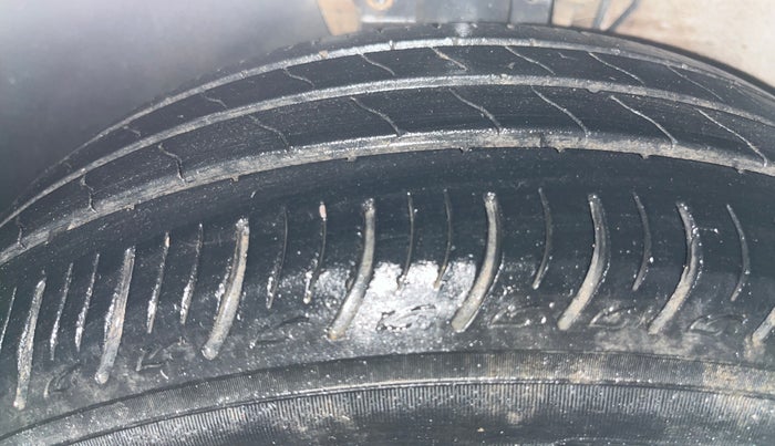 2020 Volkswagen Polo TRENDLINE 1.0L, Petrol, Manual, 66,518 km, Left Front Tyre Tread