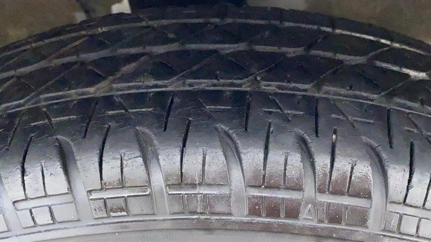 2014 Maruti Ritz VXI Elate Limited Edition, Petrol, Manual, 65,353 km, Left Rear Tyre Tread
