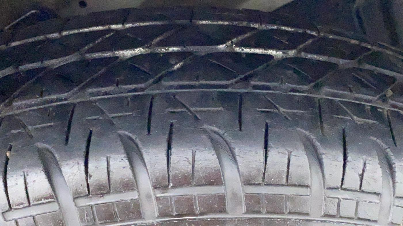 2014 Maruti Ritz VXI Elate Limited Edition, Petrol, Manual, 65,353 km, Left Front Tyre Tread