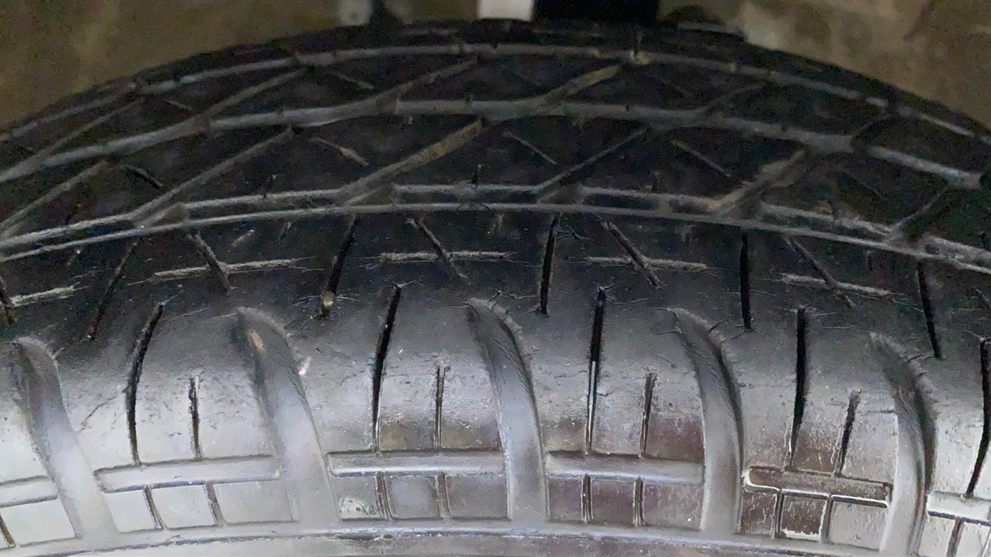 2014 Maruti Ritz VXI Elate Limited Edition, Petrol, Manual, 65,353 km, Right Rear Tyre Tread