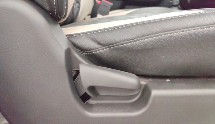 2016 Maruti Wagon R 1.0 LXI CNG, CNG, Manual, 55,792 km, Driver Side Adjustment Panel