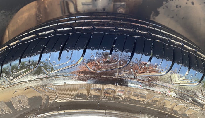 2017 Volkswagen Vento HIGHLINE PETROL AT, Petrol, Automatic, 86,755 km, Right Front Tyre Tread