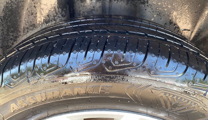 2017 Volkswagen Vento HIGHLINE PETROL AT, Petrol, Automatic, 86,755 km, Right Rear Tyre Tread