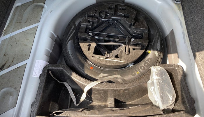 2017 Volkswagen Vento HIGHLINE PETROL AT, Petrol, Automatic, 86,755 km, Spare Tyre