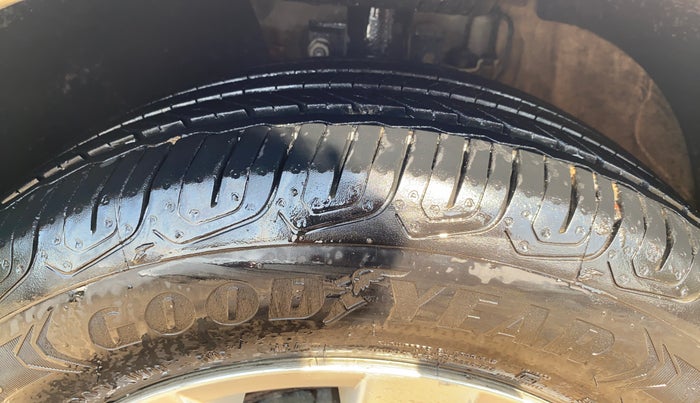 2017 Volkswagen Vento HIGHLINE PETROL AT, Petrol, Automatic, 86,755 km, Left Front Tyre Tread