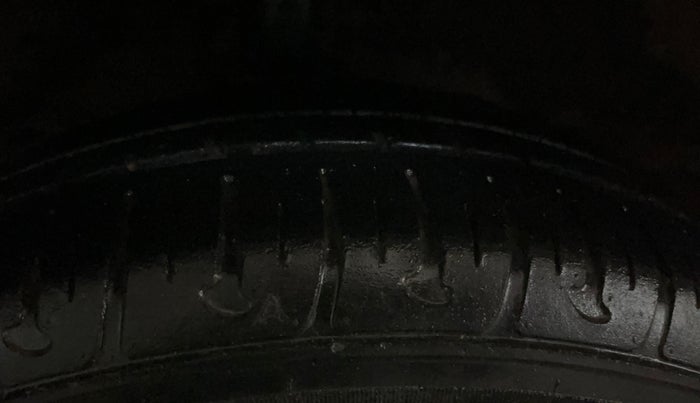 2017 Hyundai Grand i10 SPORTZ 1.2 KAPPA VTVT, CNG, Manual, 35,857 km, Right Rear Tyre Tread