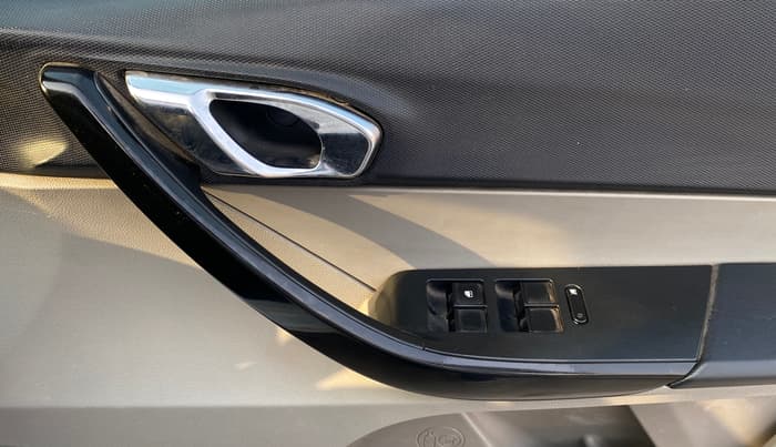 2018 Tata Tiago XZ PETROL, Petrol, Manual, 32,855 km, Driver Side Door Panels Control