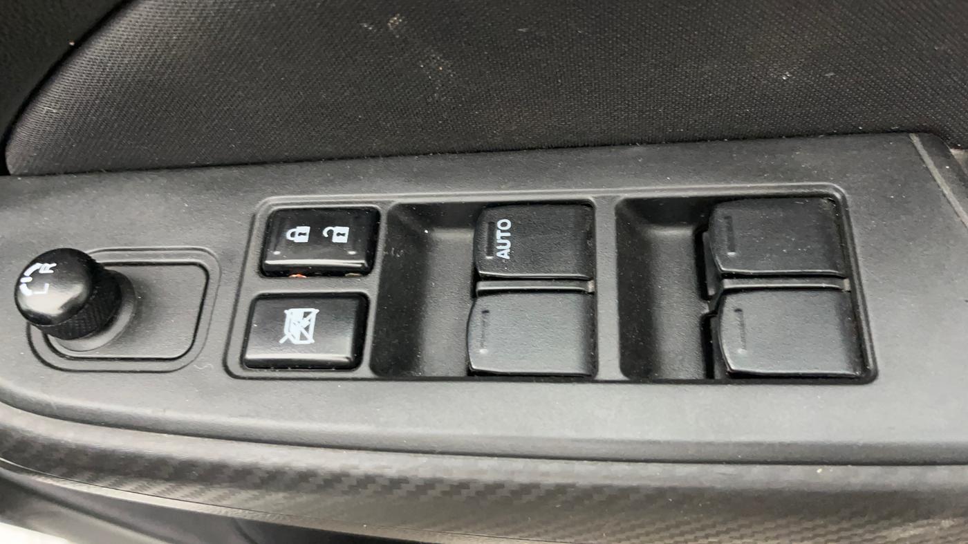 2024 Maruti Swift VXI, Petrol, Manual, 28,064 km, Driver Side Door Panels Control