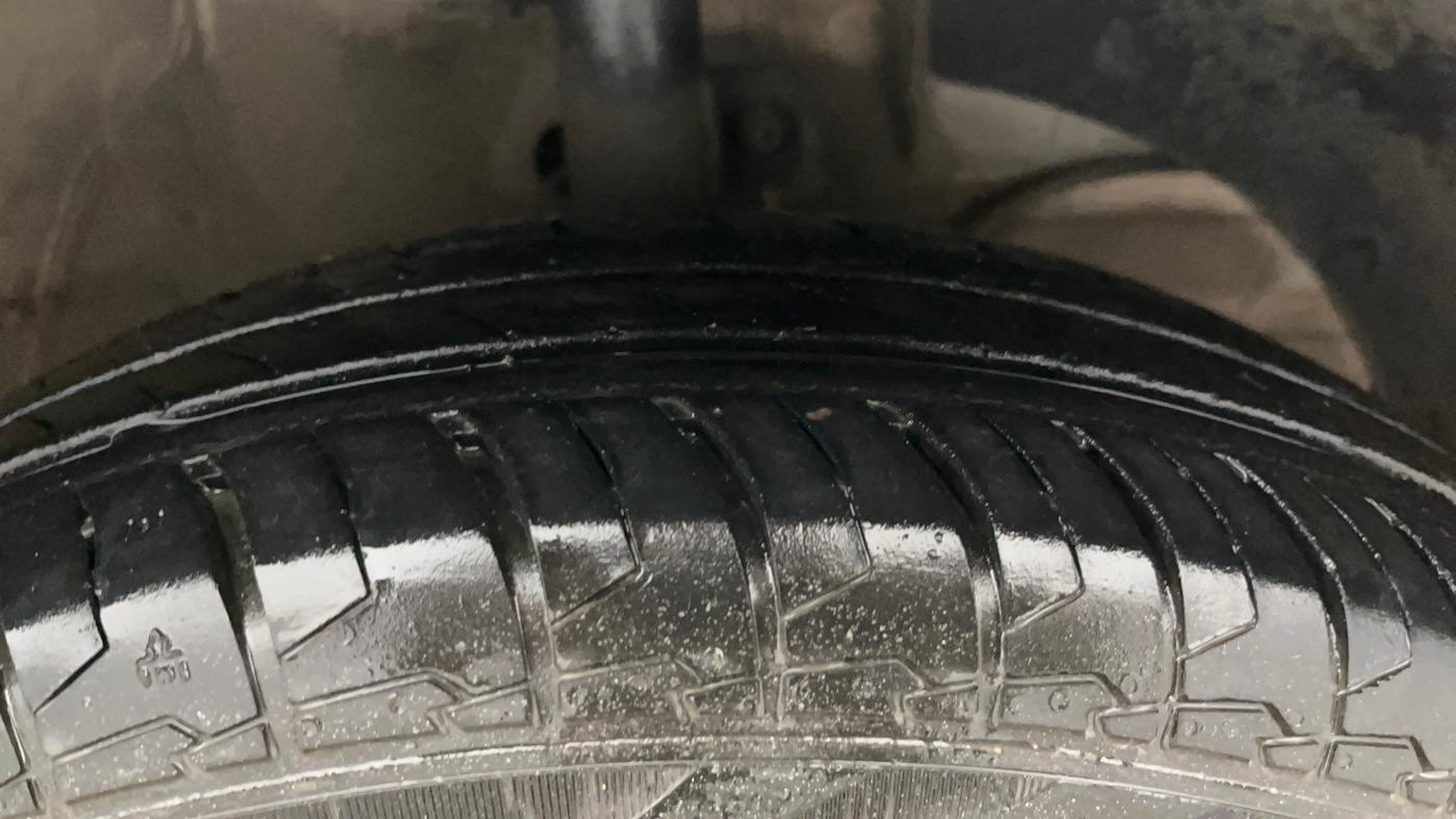 2024 Maruti Swift VXI, Petrol, Manual, 28,064 km, Right Front Tyre Tread