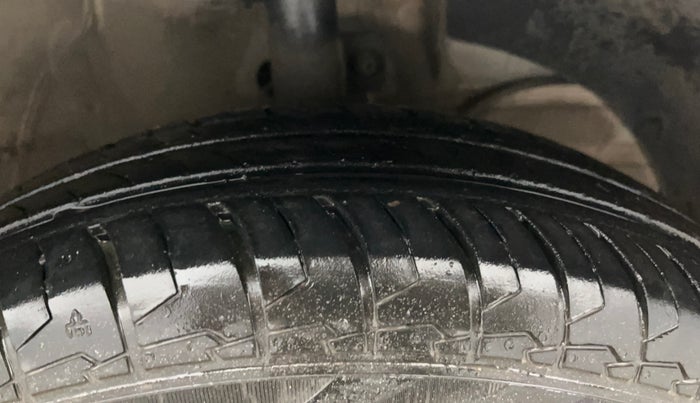 2024 Maruti Swift VXI, Petrol, Manual, 28,064 km, Right Front Tyre Tread