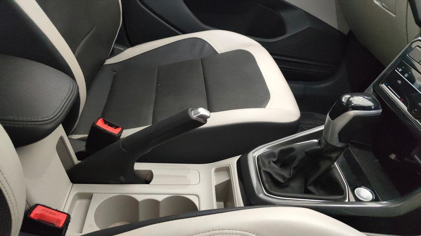 2023 Volkswagen TAIGUN TOPLINE 1.0 TSI AT, Petrol, Automatic, 33,166 km, Gear Lever
