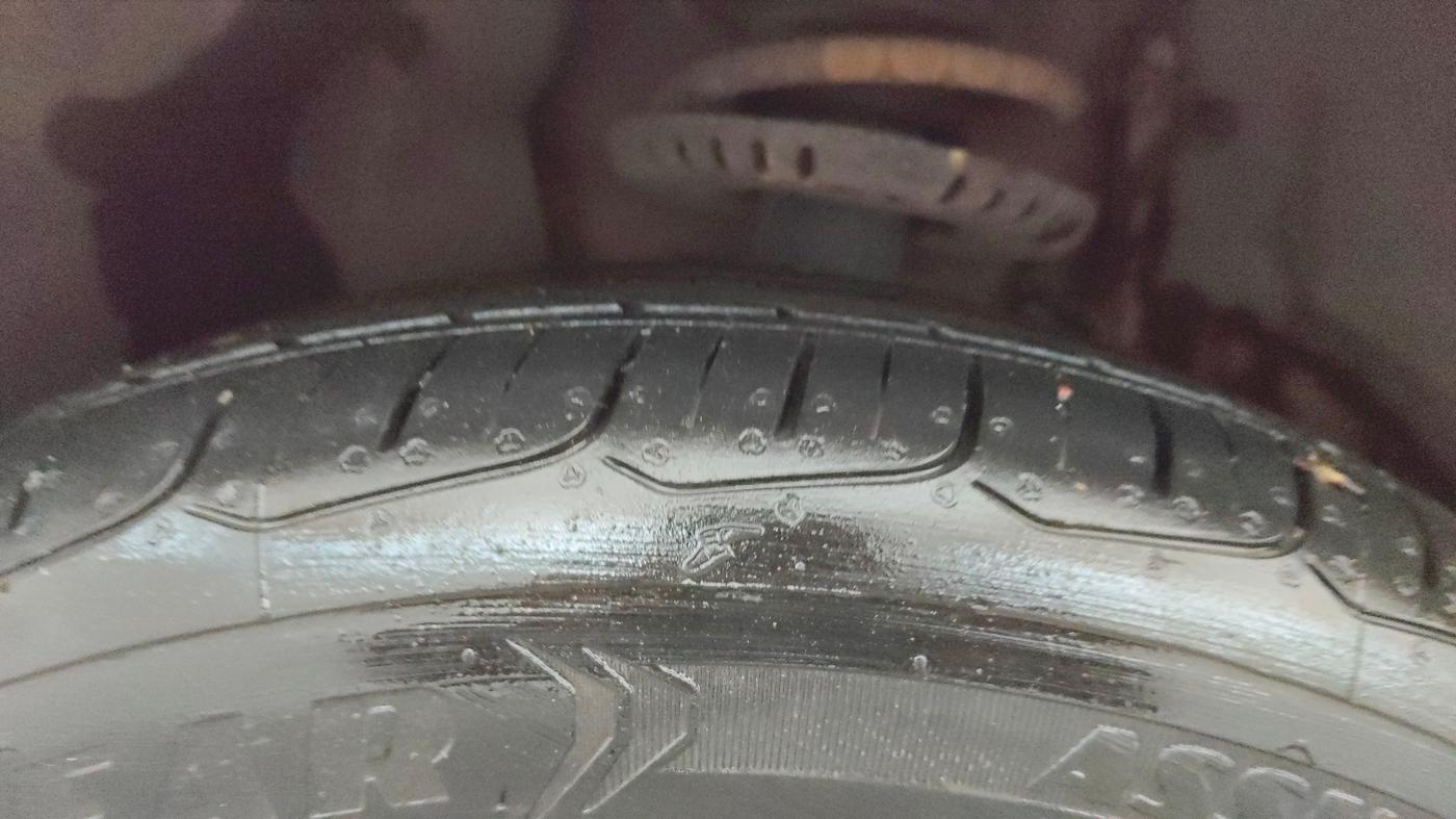 2020 Volkswagen Polo HIGHLINE PLUS 1.0L TSI, Petrol, Manual, 27,998 km, Left Front Tyre Tread