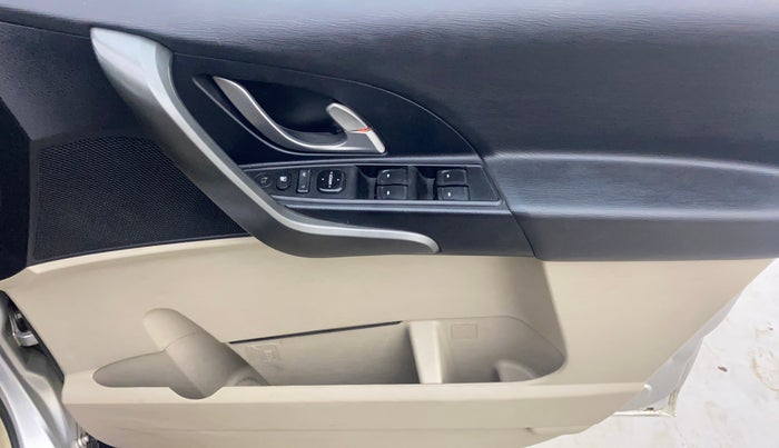 2016 Mahindra XUV500 W6, Diesel, Manual, 89,770 km, Driver Side Door Panels Control