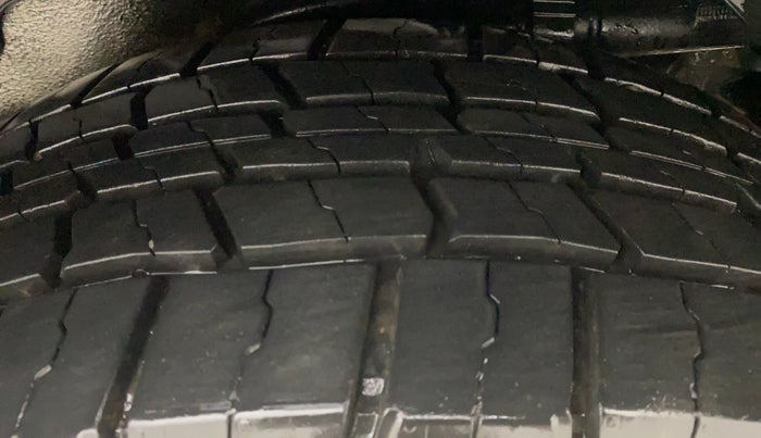 2016 Mahindra XUV500 W6, Diesel, Manual, 89,770 km, Left Rear Tyre Tread
