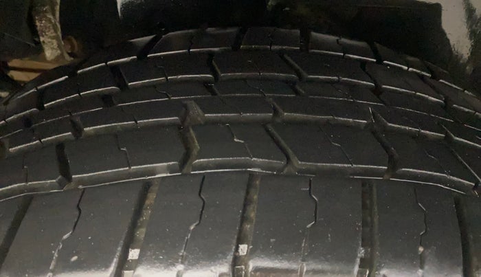 2016 Mahindra XUV500 W6, Diesel, Manual, 89,770 km, Right Rear Tyre Tread