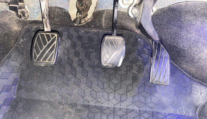 2016 Maruti Swift VXI, Petrol, Manual, 1,10,435 km, Pedals