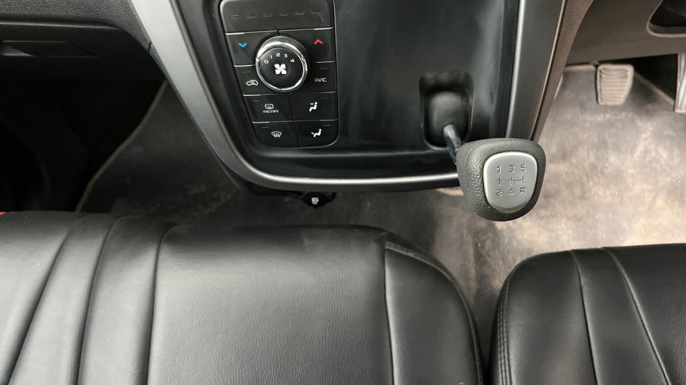 2017 Mahindra KUV 100 NXT K8 P 6 STR, Petrol, Manual, 23,904 km, Gear Lever