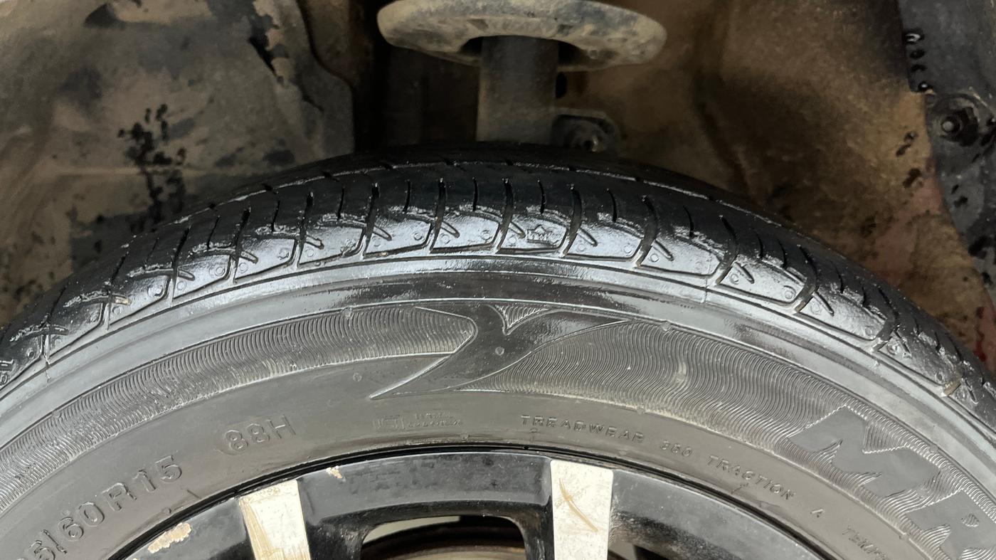 2017 Mahindra KUV 100 NXT K8 P 6 STR, Petrol, Manual, 23,904 km, Left Front Tyre Tread