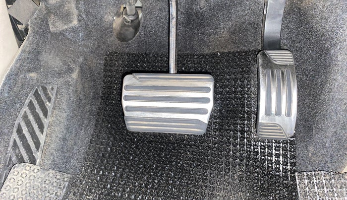 2017 Mahindra XUV500 W10 AT, Diesel, Automatic, 93,439 km, Pedals