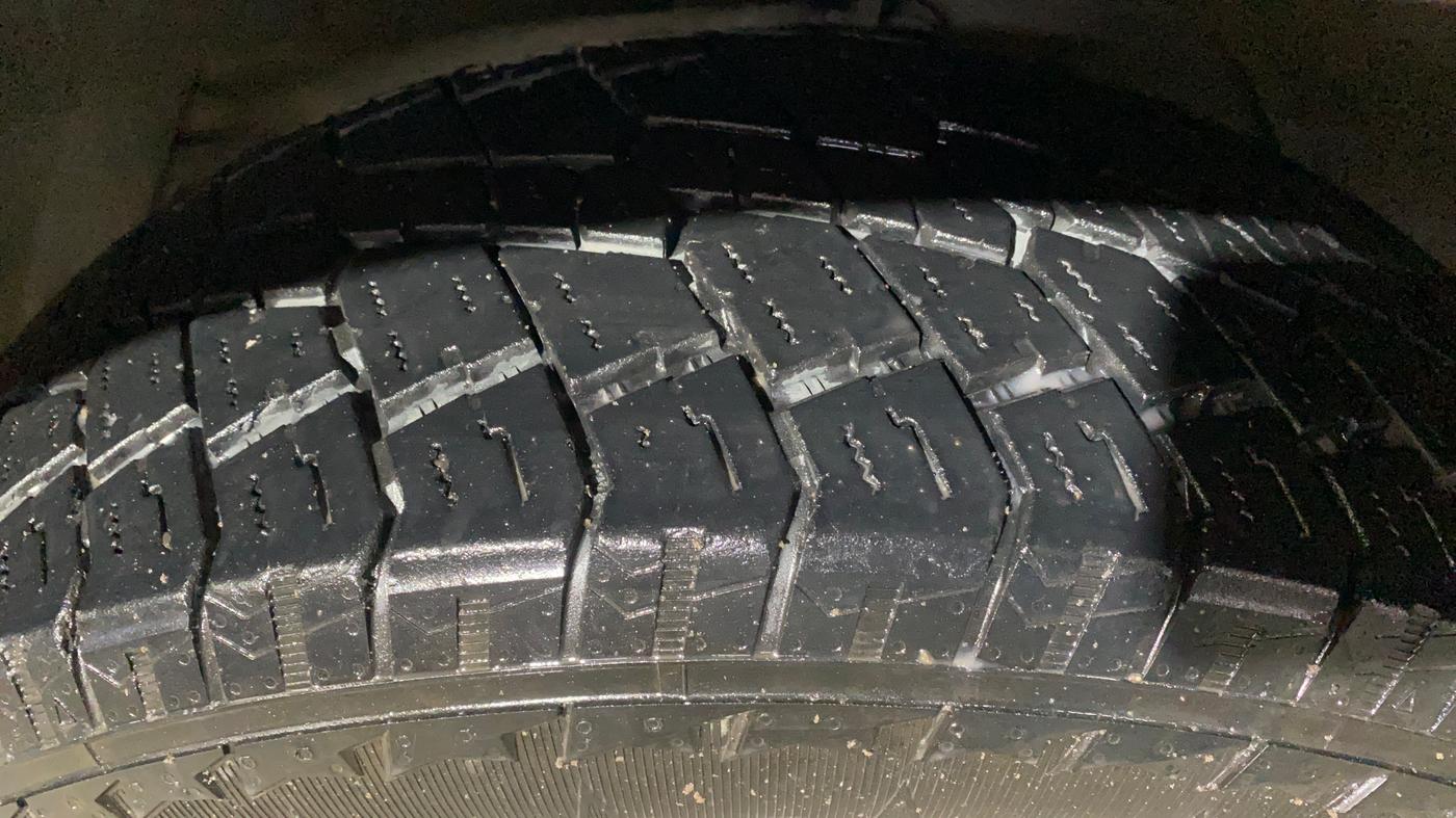 2017 Mahindra XUV500 W10 AT, Diesel, Automatic, 93,469 km, Left Front Tyre Tread