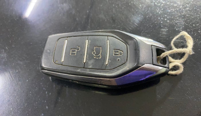 2017 Mahindra XUV500 W10 AT, Diesel, Automatic, 93,439 km, Key Close Up