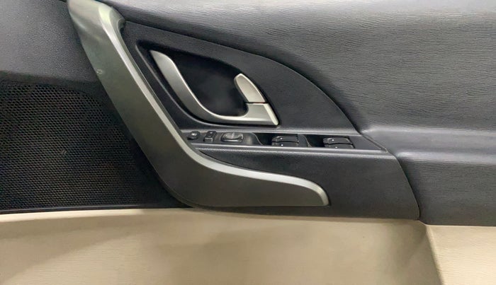 2017 Mahindra XUV500 W10 AT, Diesel, Automatic, 93,439 km, Driver Side Door Panels Control