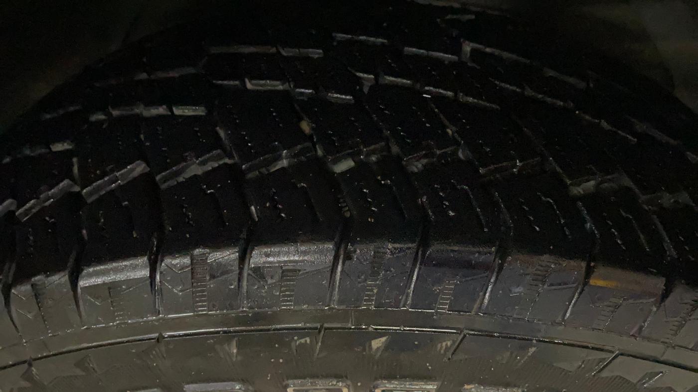 2017 Mahindra XUV500 W10 AT, Diesel, Automatic, 93,469 km, Right Front Tyre Tread