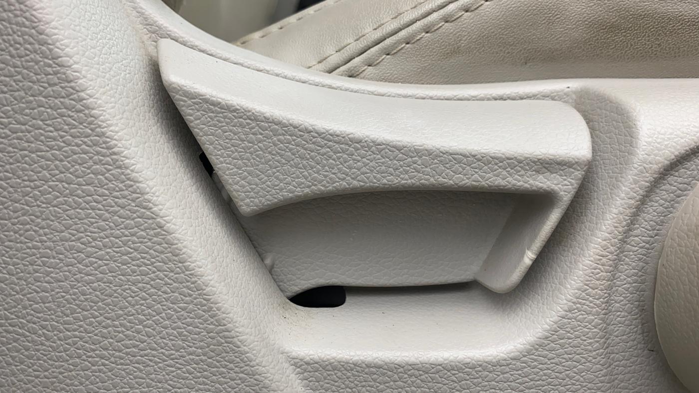 2020 Mahindra XUV300 W8 (O) 1.2 PETROL, Petrol, Manual, 34,817 km, Driver Side Adjustment Panel