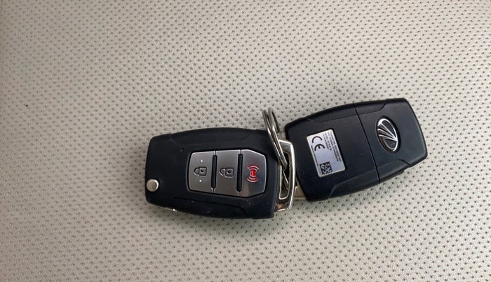 2020 Mahindra XUV300 W8 (O) 1.2 PETROL, Petrol, Manual, 34,817 km, Key Close Up