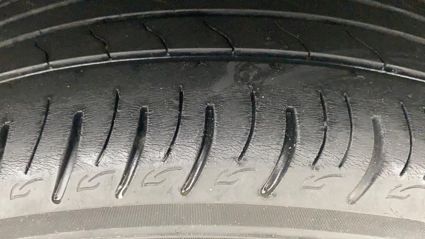 2020 Mahindra XUV300 W8 (O) 1.2 PETROL, Petrol, Manual, 34,817 km, Right Front Tyre Tread