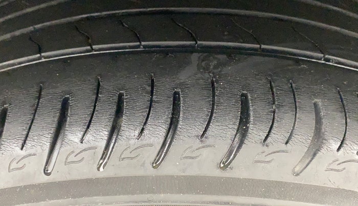 2020 Mahindra XUV300 W8 (O) 1.2 PETROL, Petrol, Manual, 34,817 km, Right Front Tyre Tread
