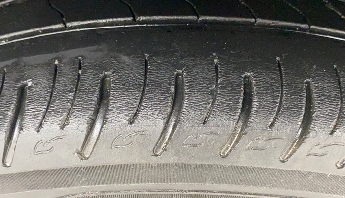 2020 Mahindra XUV300 W8 (O) 1.2 PETROL, Petrol, Manual, 34,817 km, Right Rear Tyre Tread