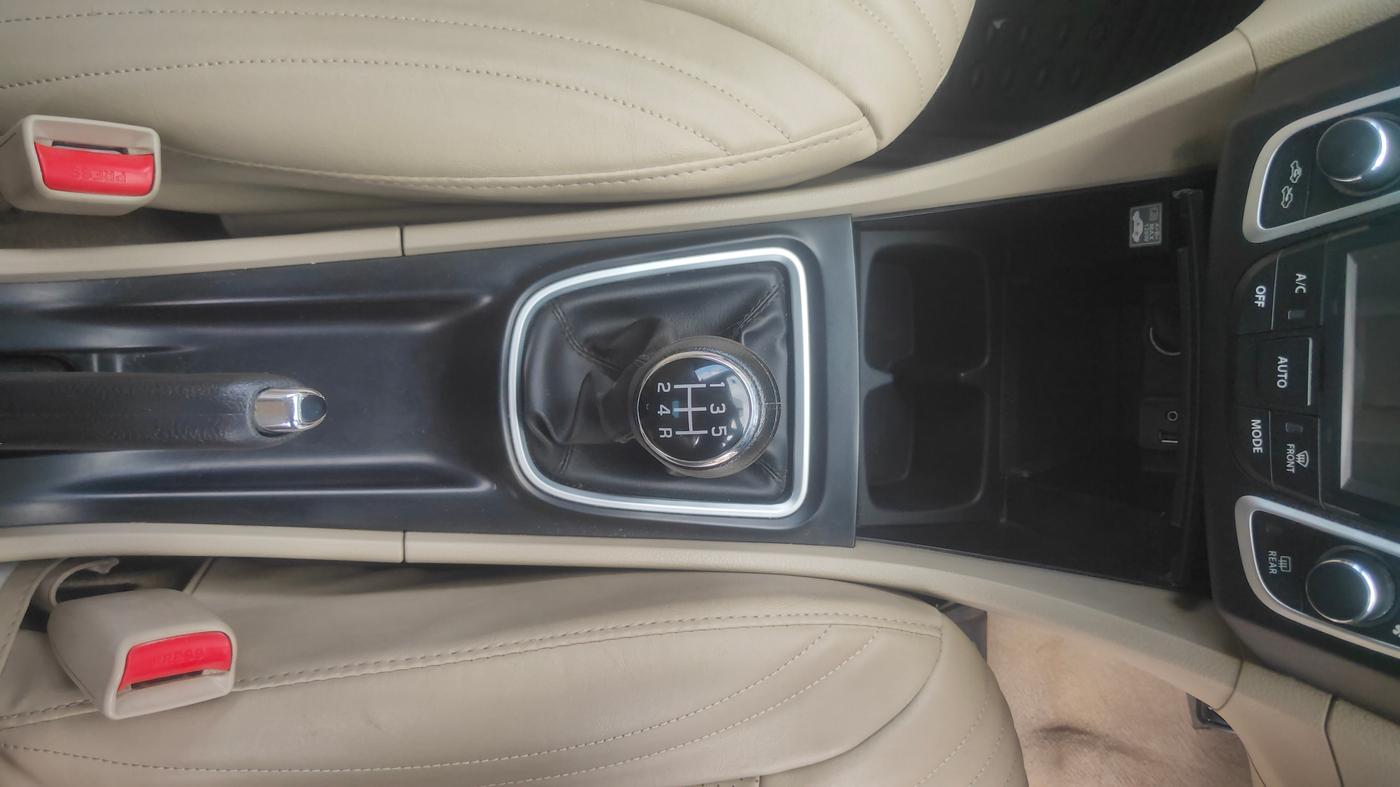 2019 Maruti Ciaz DELTA 1.5 SHVS MT PETROL, Petrol, Manual, 50,093 km, Gear Lever