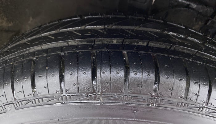 2017 Maruti Swift VDI ABS, Diesel, Manual, 26,196 km, Right Front Tyre Tread