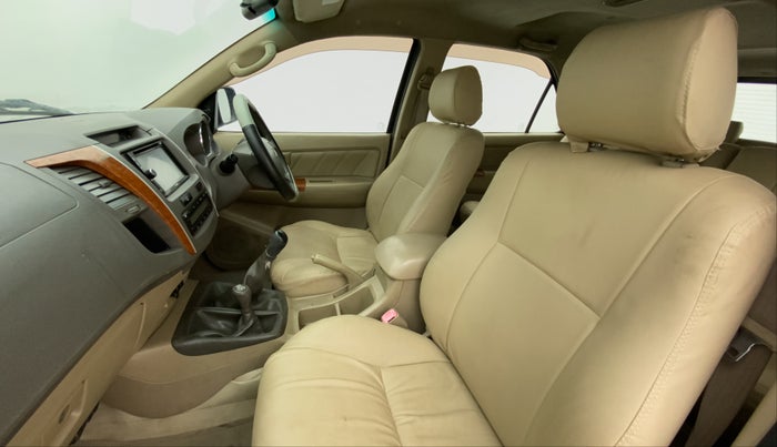 2009 Toyota Fortuner 3.0 MT 4X4, Diesel, Manual, 2,17,011 km, Right Side Front Door Cabin