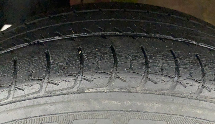 2017 Mahindra Kuv100 K4 6 STR, Petrol, Manual, 31,501 km, Left Front Tyre Tread