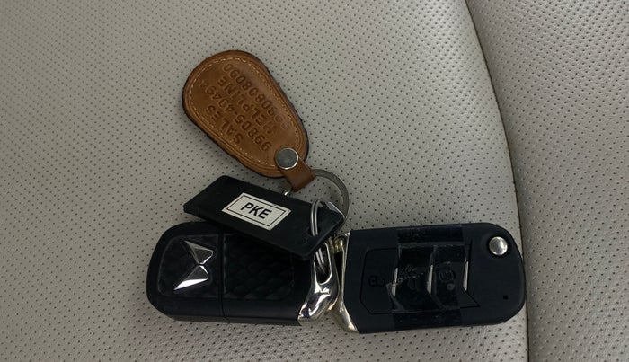 2022 Mahindra XUV300 W8 (O) 1.2 PETROL, Petrol, Manual, 47,398 km, Key Close Up