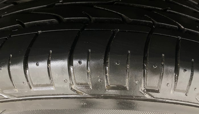 2022 Mahindra XUV300 W8 (O) 1.2 PETROL, Petrol, Manual, 47,398 km, Left Rear Tyre Tread