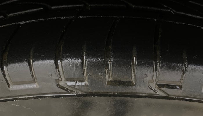 2022 Mahindra XUV300 W8 (O) 1.2 PETROL, Petrol, Manual, 47,398 km, Right Front Tyre Tread