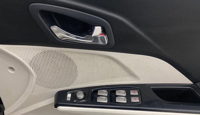 2022 Mahindra XUV300 W8 (O) 1.2 PETROL, Petrol, Manual, 47,398 km, Driver Side Door Panels Control