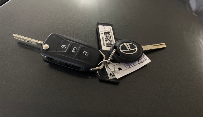 2025 Tata Tiago XT PETROL, Petrol, Manual, 10,995 km, Key Close Up